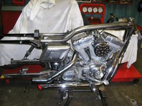 Základem motocyklu je upravený rám z H.D. Super Glide, r.v.02.