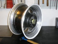 Šířka kola po úpravě umožňuje montáž pneumatiky o rozměru 240/18.