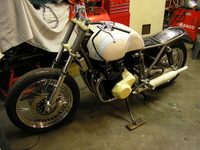 1. Model byl vytvořen z tvrzeného polystyrenu ve stylu klasických anglických motocyklů.
