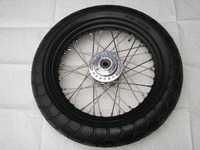Přední pneu má rozměr 130/80-18.