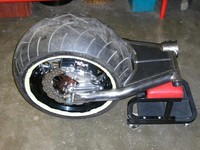 Šířka namontované pneumatiky je 300 mm.